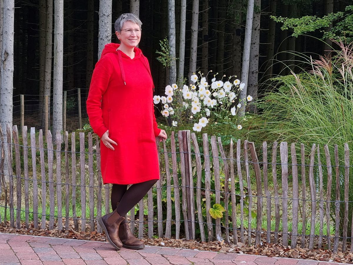 Ines Meyrose - Outfit 2021 - rotes Sweatkleid, braune Chelsea Boots - Ü50 Bloggerin