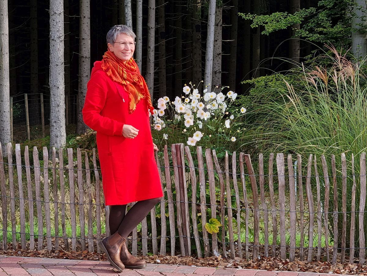 Ines Meyrose - Outfit 2021 - rotes Sweatkleid, braune Chelsea Boots, Dreieckstuch im Orange-Mix - Ü50 Bloggerin