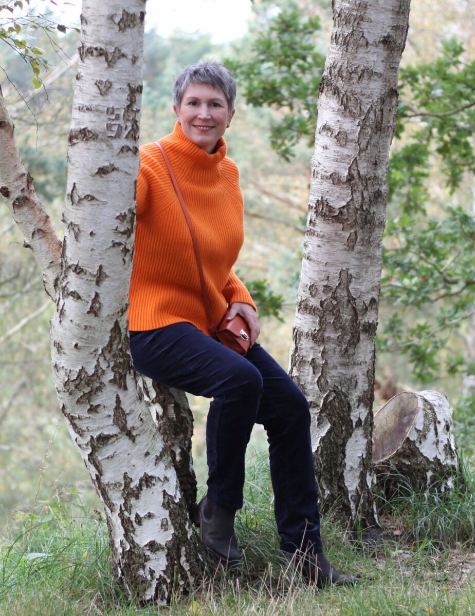 Ines Meyrose – Outfit 2021 – Rollkragenpullover / Turtleneck orange, Cordhose blau - Ü50 Bloggerin