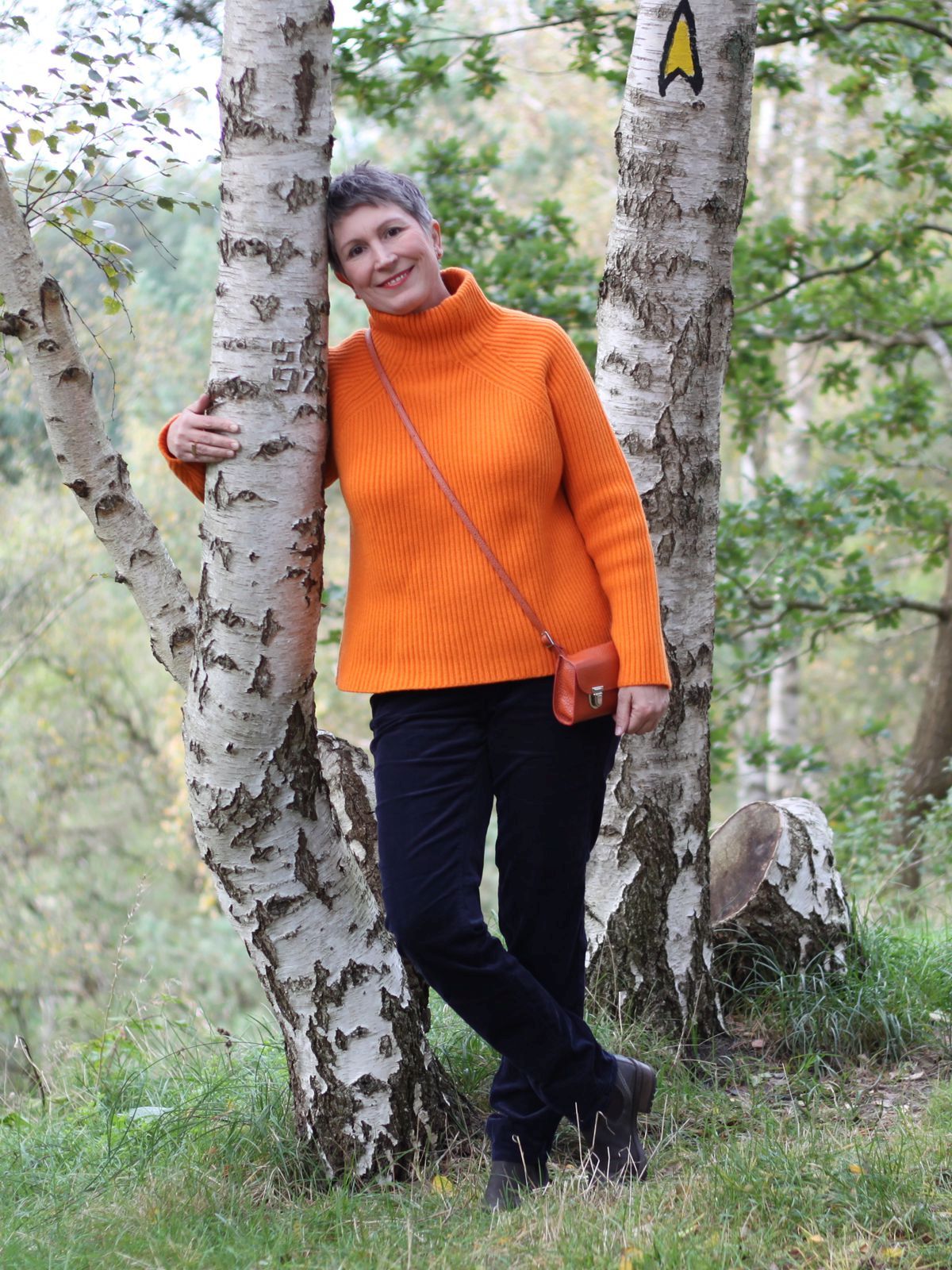 Ines Meyrose – Outfit 2021 – Rollkragenpullover / Turtleneck orange, Cordhose blau - Ü50 Bloggerin