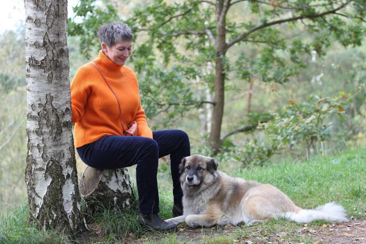 Ines Meyrose – Outfit 2021 – Rollkragenpullover / Turtleneck orange, Cordhose blau - Ü50 Bloggerin mit Hund Paul