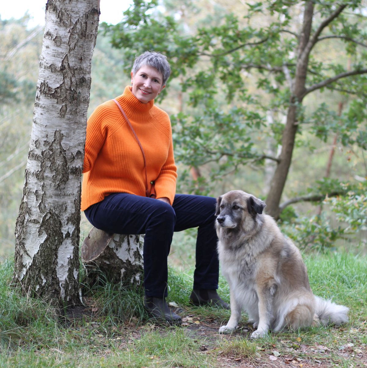 Ines Meyrose – Outfit 2021 – Rollkragenpullover / Turtleneck orange, Cordhose blau - Ü50 Bloggerin mit Hund Paul