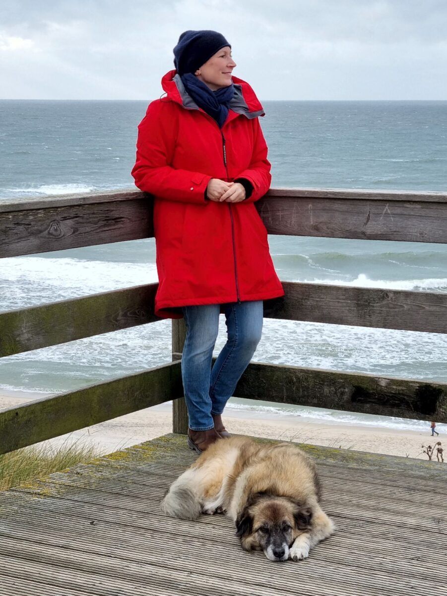 Ines Meyrose – Outfit 2021 – Parka rot - Rest Blau - Ü50 Bloggerin mit Hund Paul