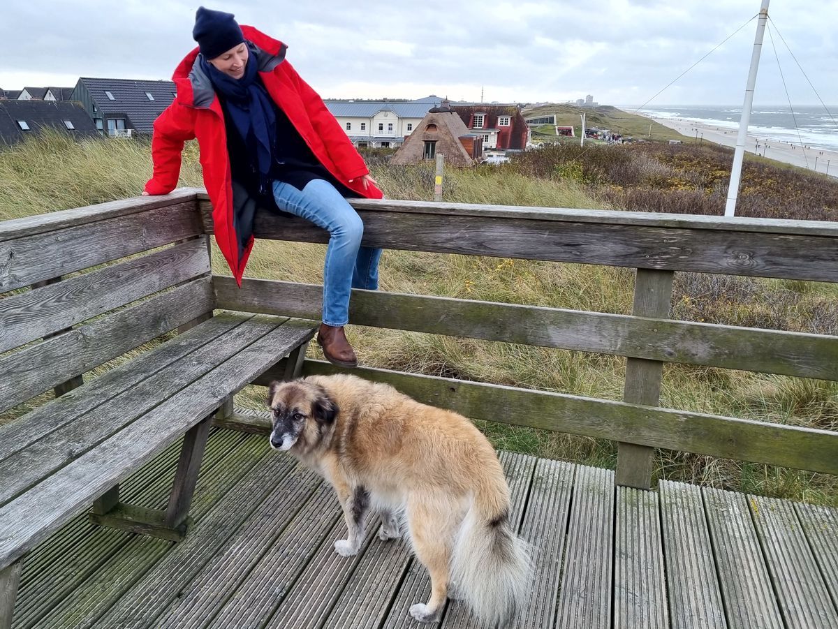 Ines Meyrose – Outfit 2021 – Parka rot - Rest Blau - Ü50 Bloggerin mit Hund Paul