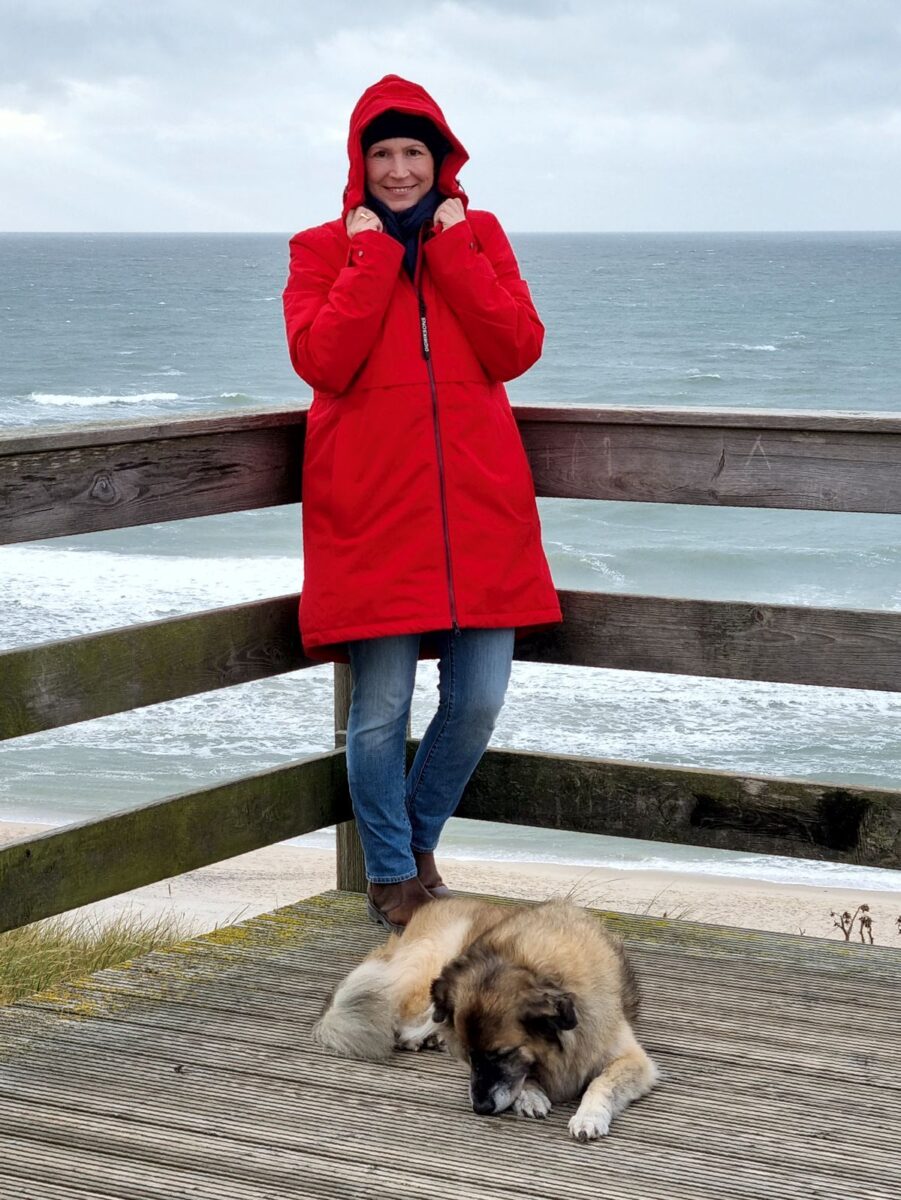 Ines Meyrose – Outfit 2021 – Parka rot - Rest Blau - Ü50 Bloggerin mit Hund Paul