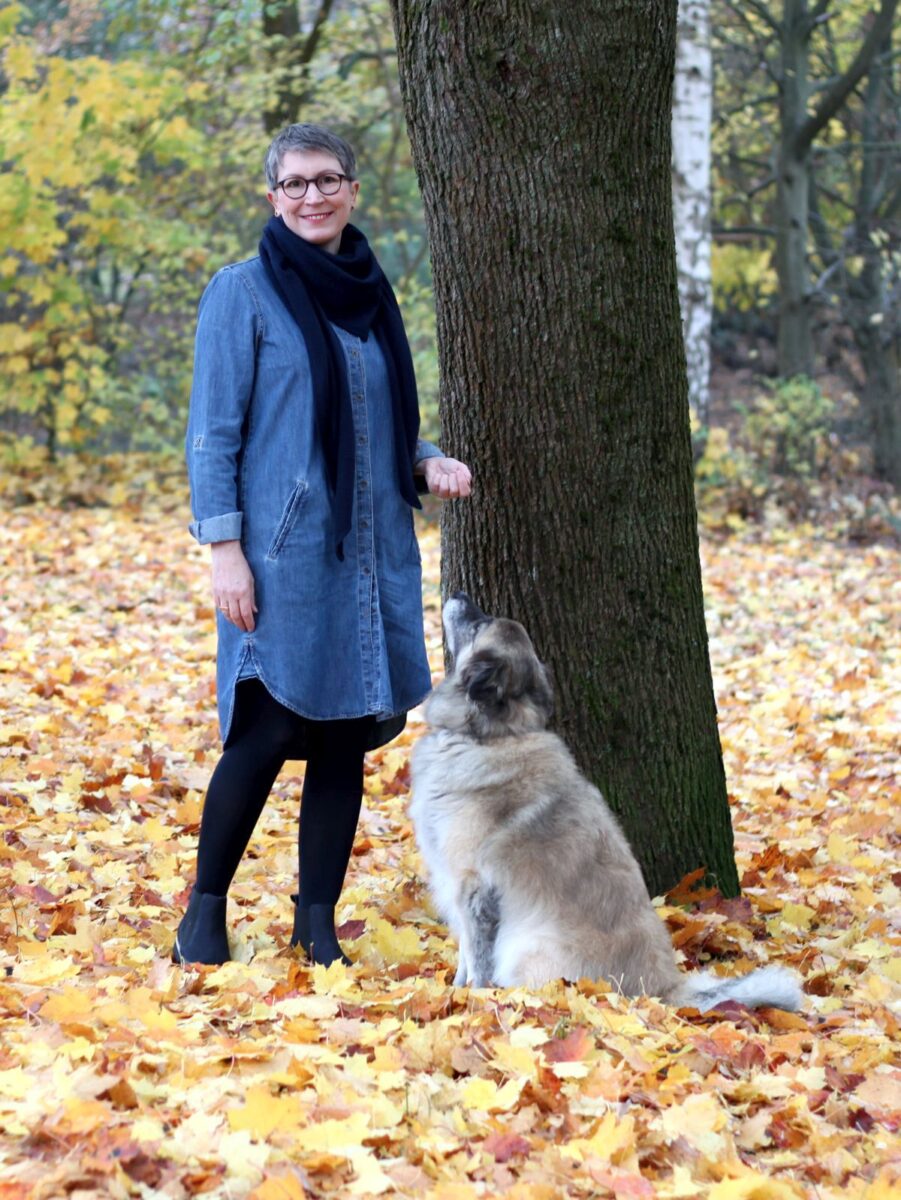 Ines Meyrose - Outfit 2021 mit Schuhen von Werner - klassischer Chealsea Boot - Steppenlemming Dunkelblau - Ü50 Bloggerin mit Hund Paul