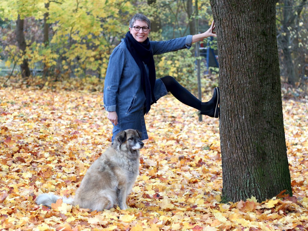 Ines Meyrose - Outfit 2021 mit Schuhen von Werner - klassischer Chealsea Boot - Steppenlemming Dunkelblau - Ü50 Bloggerin mit Hund Paul