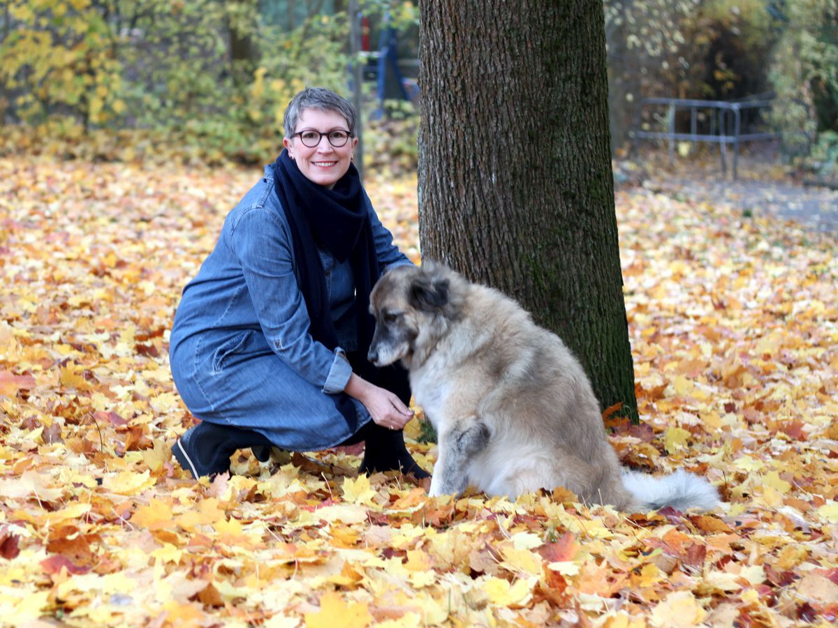 Ines Meyrose - Outfit 2021 mit Schuhen von Werner - klassischer Chealsea Boot - Steppenlemming Dunkelblau - Ü50 Bloggerin mit Hund Paul