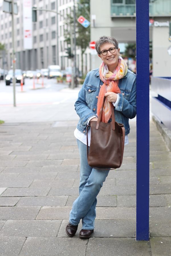 Ines Meyrose - Outfit 2017 - Texas Tuxedo mit Jeansjacke, weißer Bluser und Bootcutjeans - Foto Bärbel Ribbeck