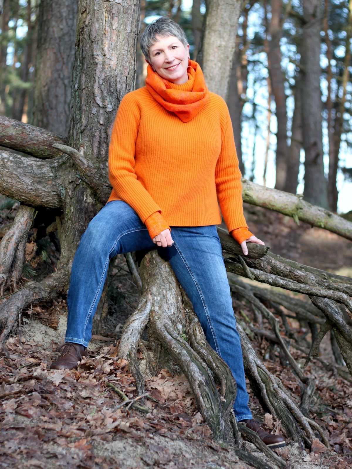 Ines Meyrose - Outfit 2022 - Rollkragenpullover, Loop, Stulpen, Jeans und Halbschuhe