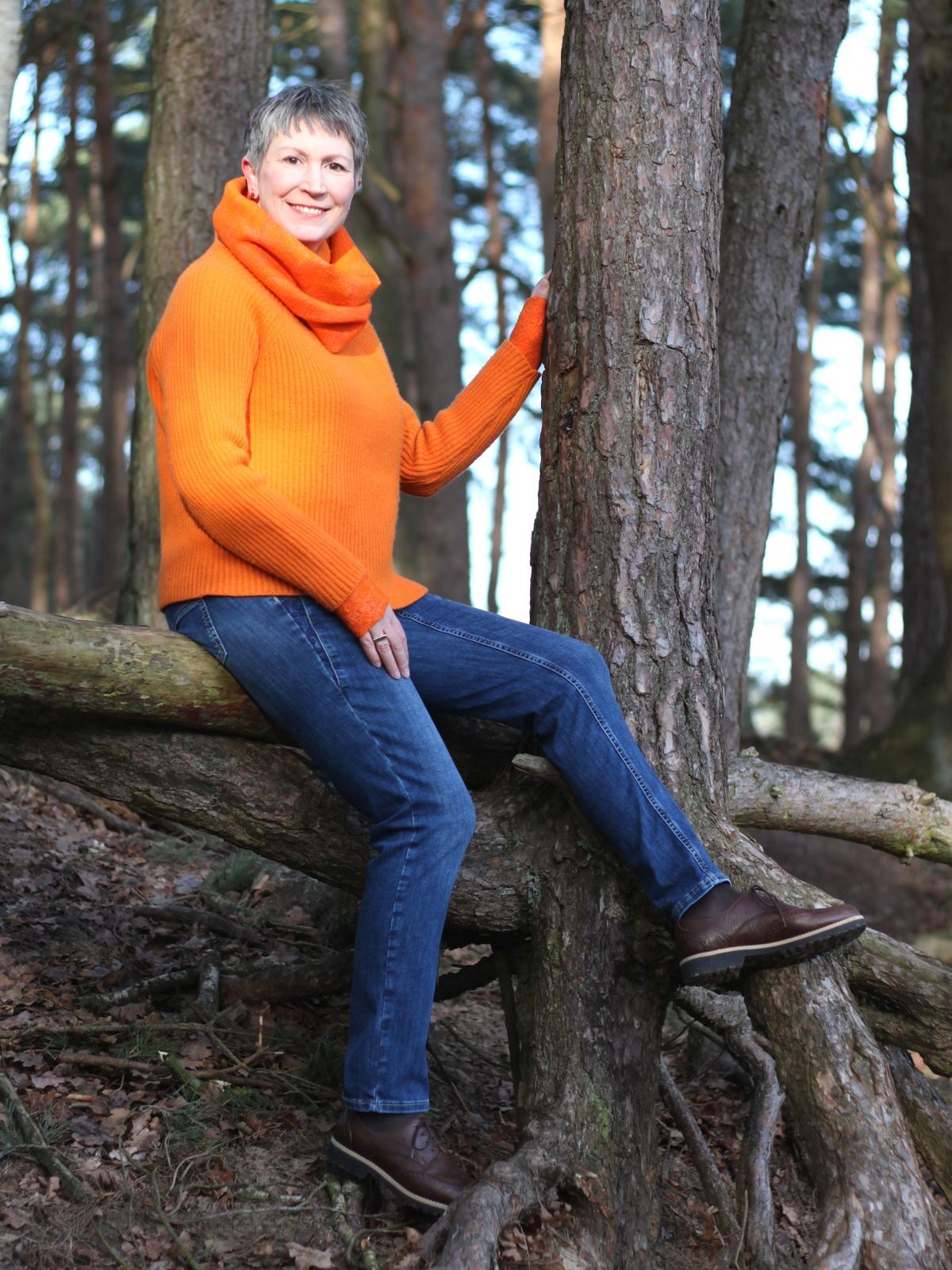 Ines Meyrose - Outfit 2022 - Rollkragenpullover, Loop, Stulpen, Jeans und Halbschuhe