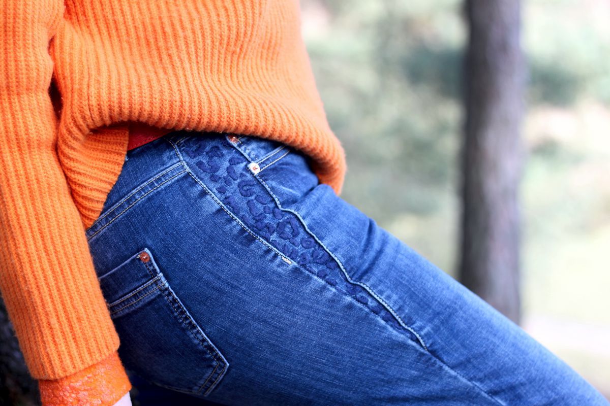 Ines Meyrose - Outfit 2022 - Rollkragenpullover orange - Jeans blau - Detail