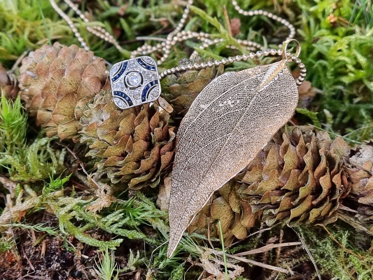 Schmuck kombinieren - Tricolor - filigraner Schmuck - Jugendstilring mit Saphiren und Diamanten, Modeschmuck Kette mit Blattanhänger Roségold