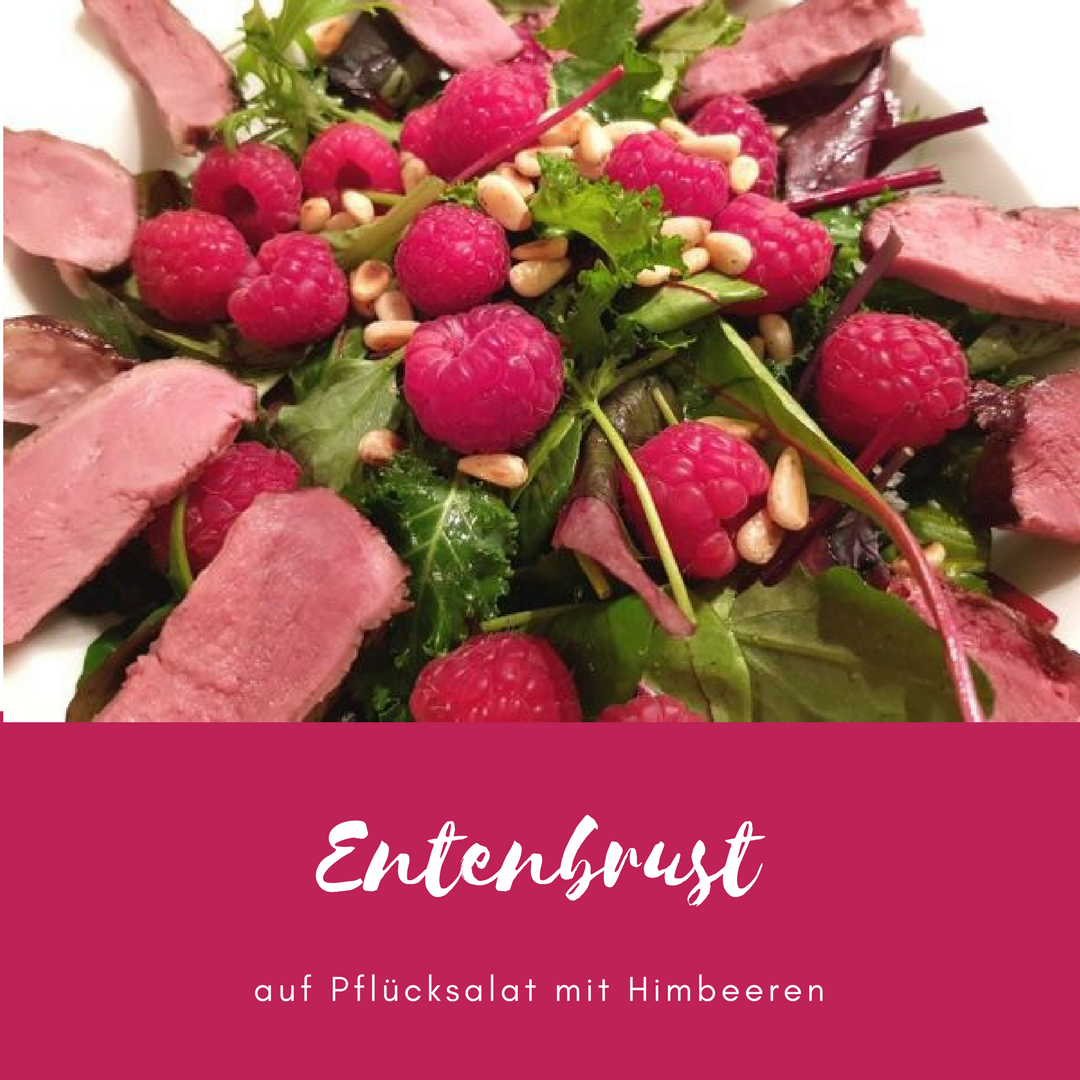 it Niedrigtemperatur gegarte Entenbrust auf Pflücksalat mit Himbeeren