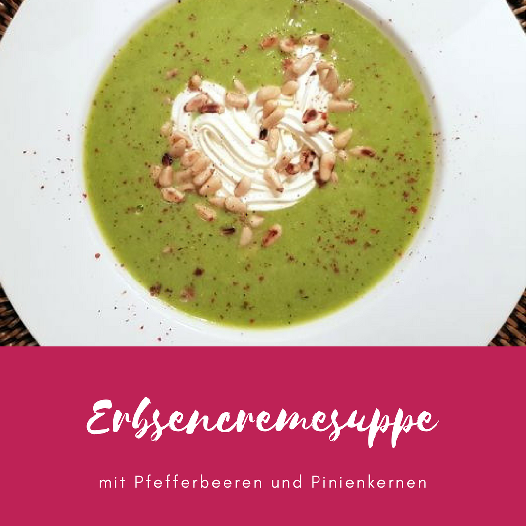 Frühlingsgrüne Erbsencremesuppe mit rosa Pfefferbeeren