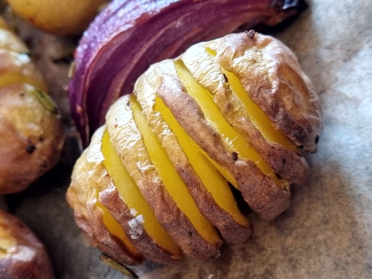 Fächerkartoffeln aus dem Ofen mit roten Zwiebeln