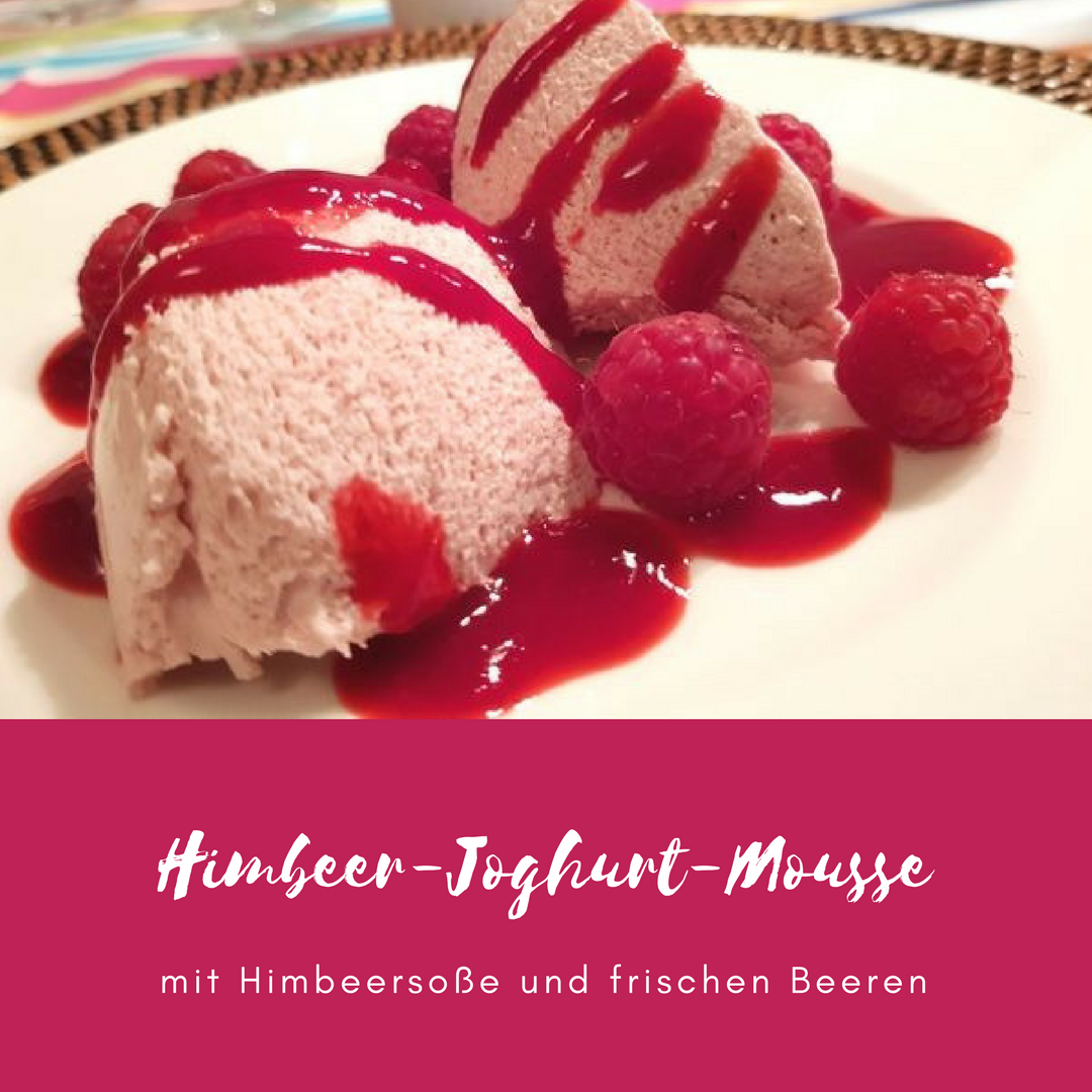 Himbeer-Joghurt-Mousse mit Himbeersoße und frischen Beeren