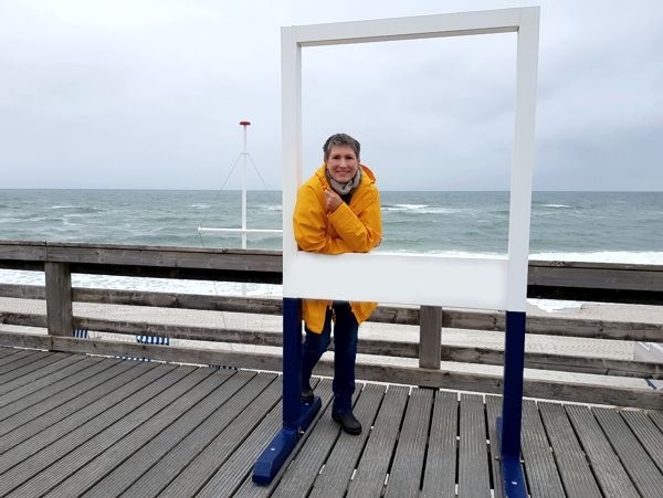 Ines Meyrose - Outfit 2018 - Regenmantel gelb