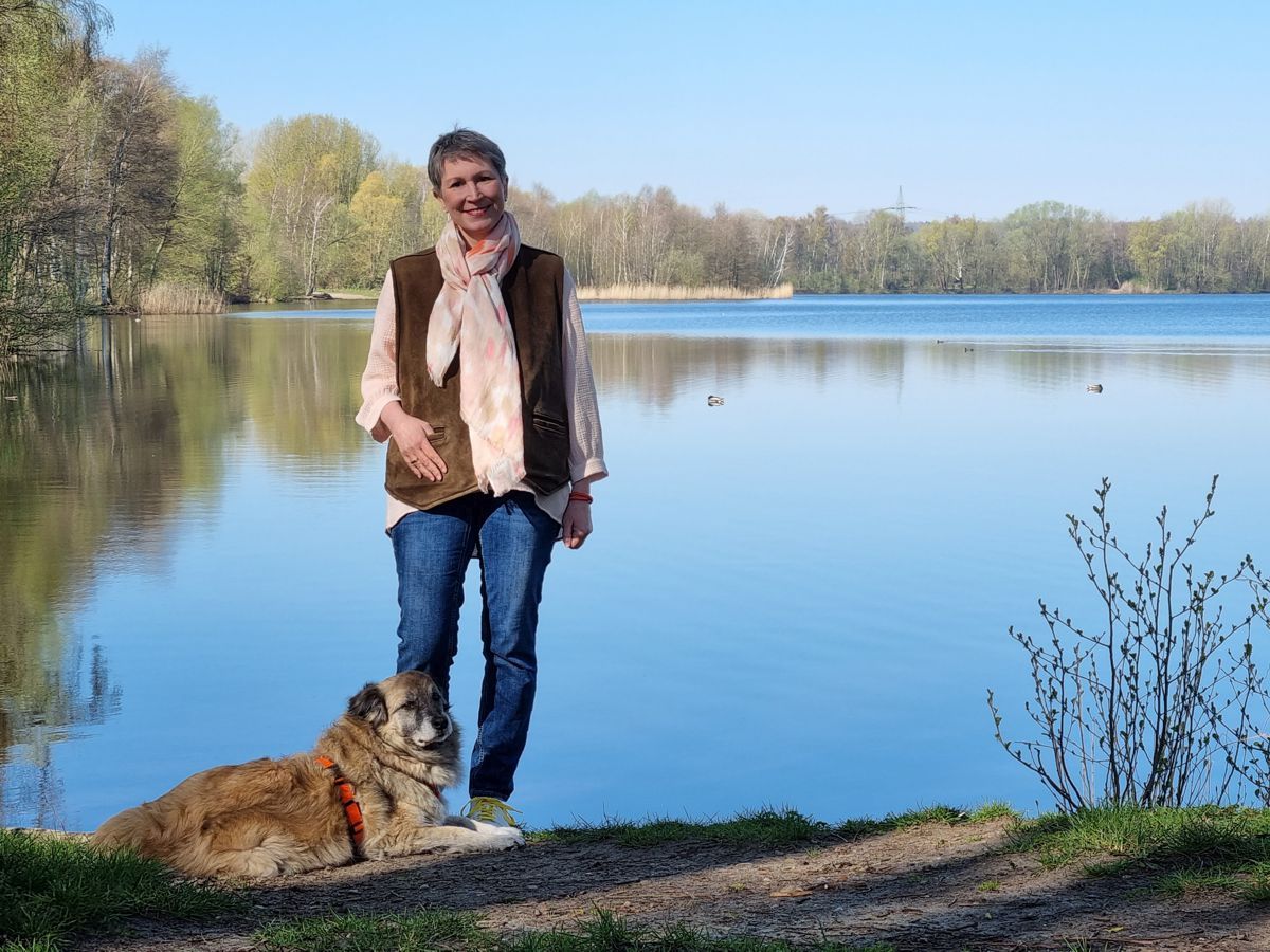 Ines Meyrose - Outfit 2022 mit Lederweste und Hund Paul