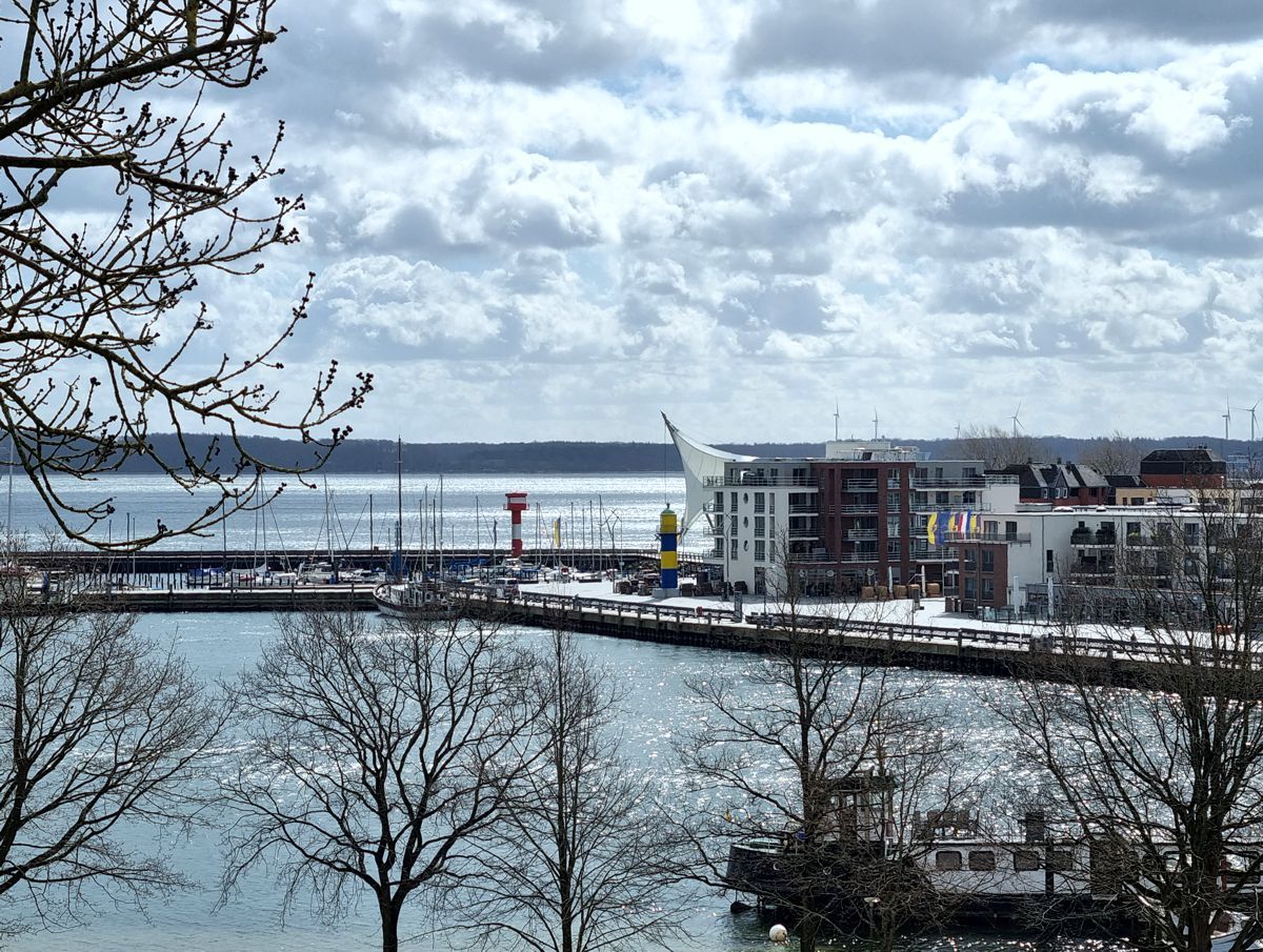 Leuchttürme Eckernförde Hafen alt und neu vom Petersberg aus fotografiert