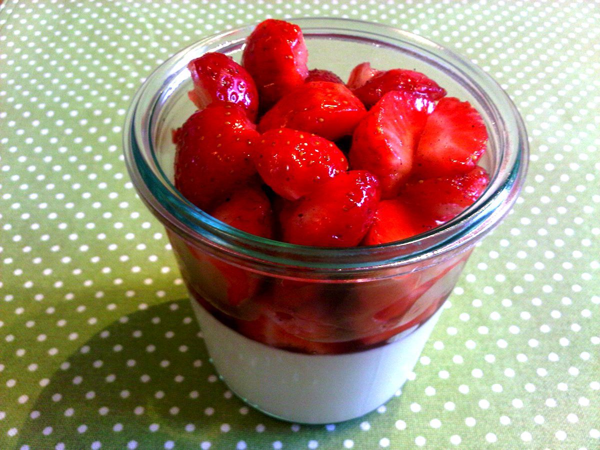 Panna Cotta mit frischen Erdbeeren