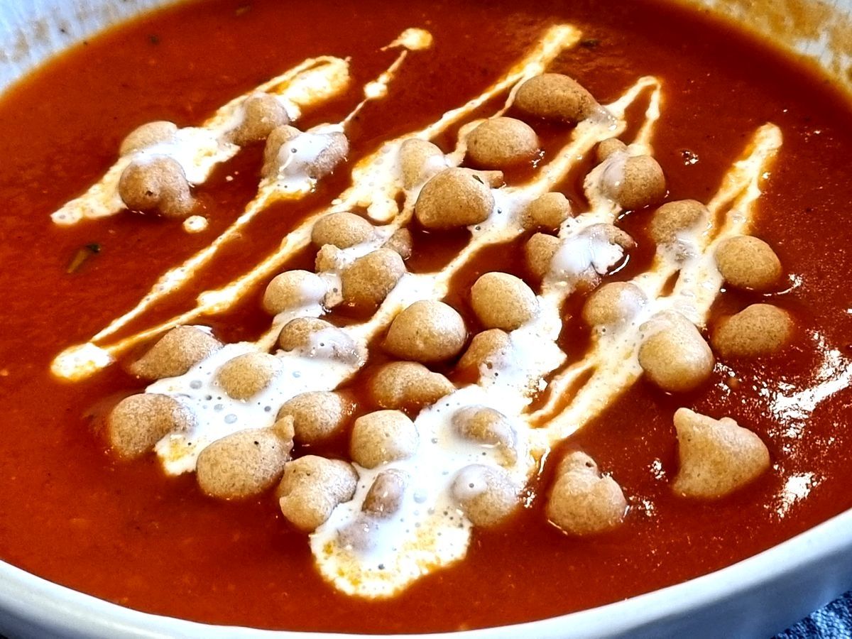 Tomatensuppe mit Backerbsen