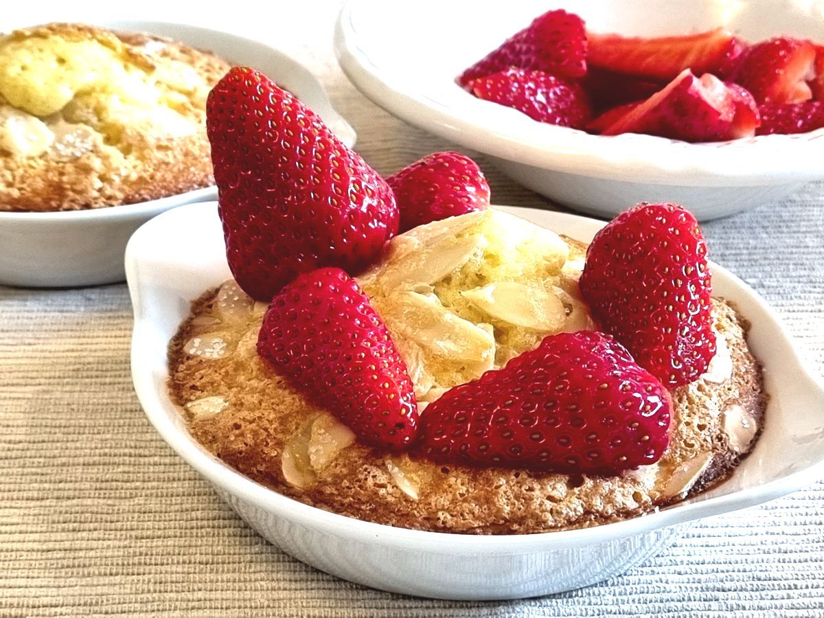 Butterkuchen ohne Butter - Buttermilchkuchen mit Erdbeeren als Nachtisch