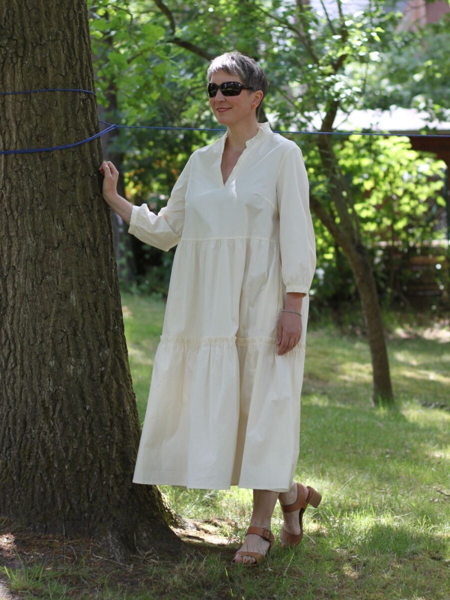 Ines Meyrose - Outfit 2022 mit hellem Blusen-Stufenkleid in Midilänge - Ü50 Bloggerin