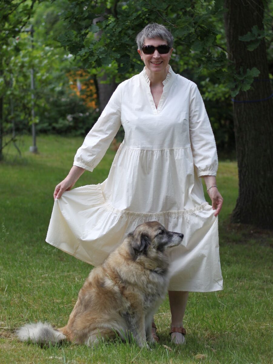 Ines Meyrose - Outfit 2022 mit hellem Blusen-Stufenkleid in Midilänge - Ü50 Bloggerin mit Hund Paul