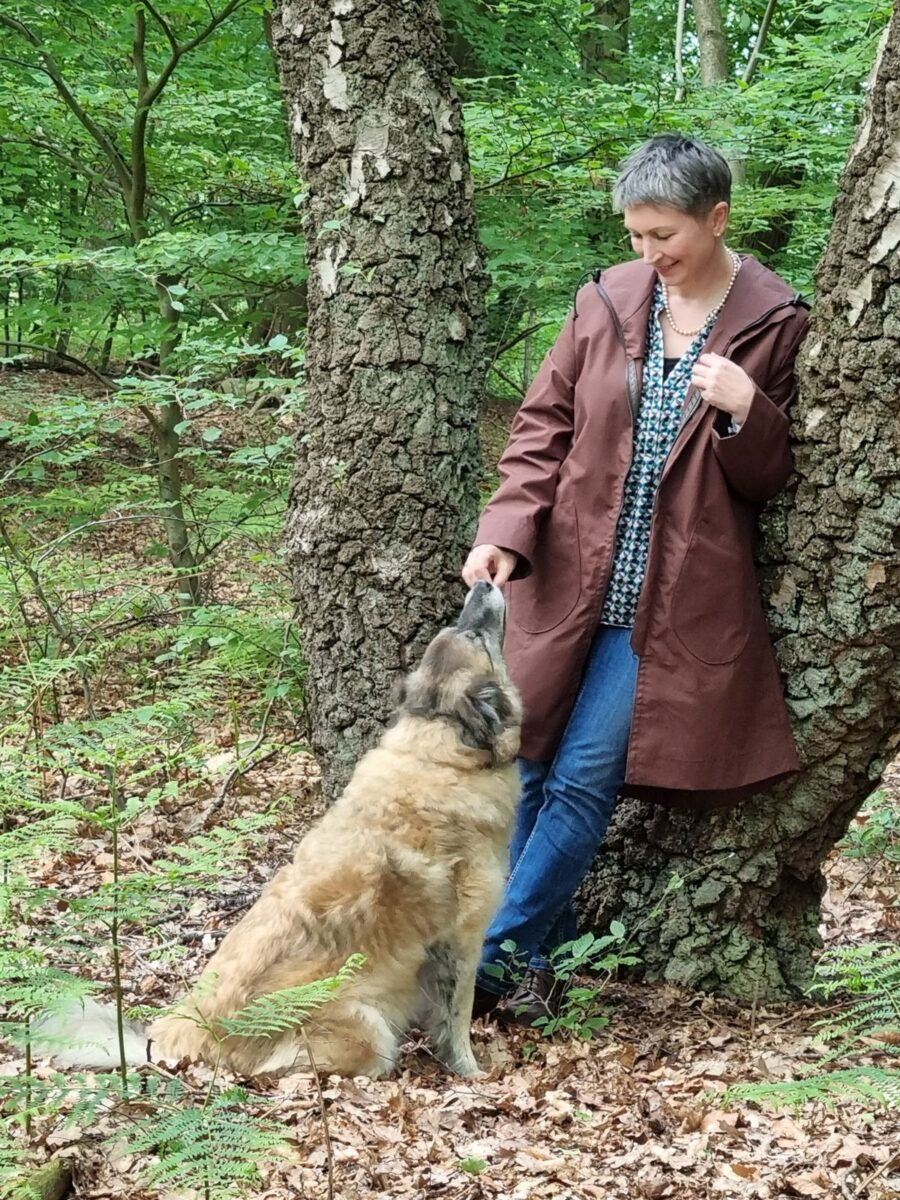 Ines Meyrose - Outfit 2022 - Windbreaker Holly von WAXWERKE in braun - Ü50 Bloggerin mit Hund Paul