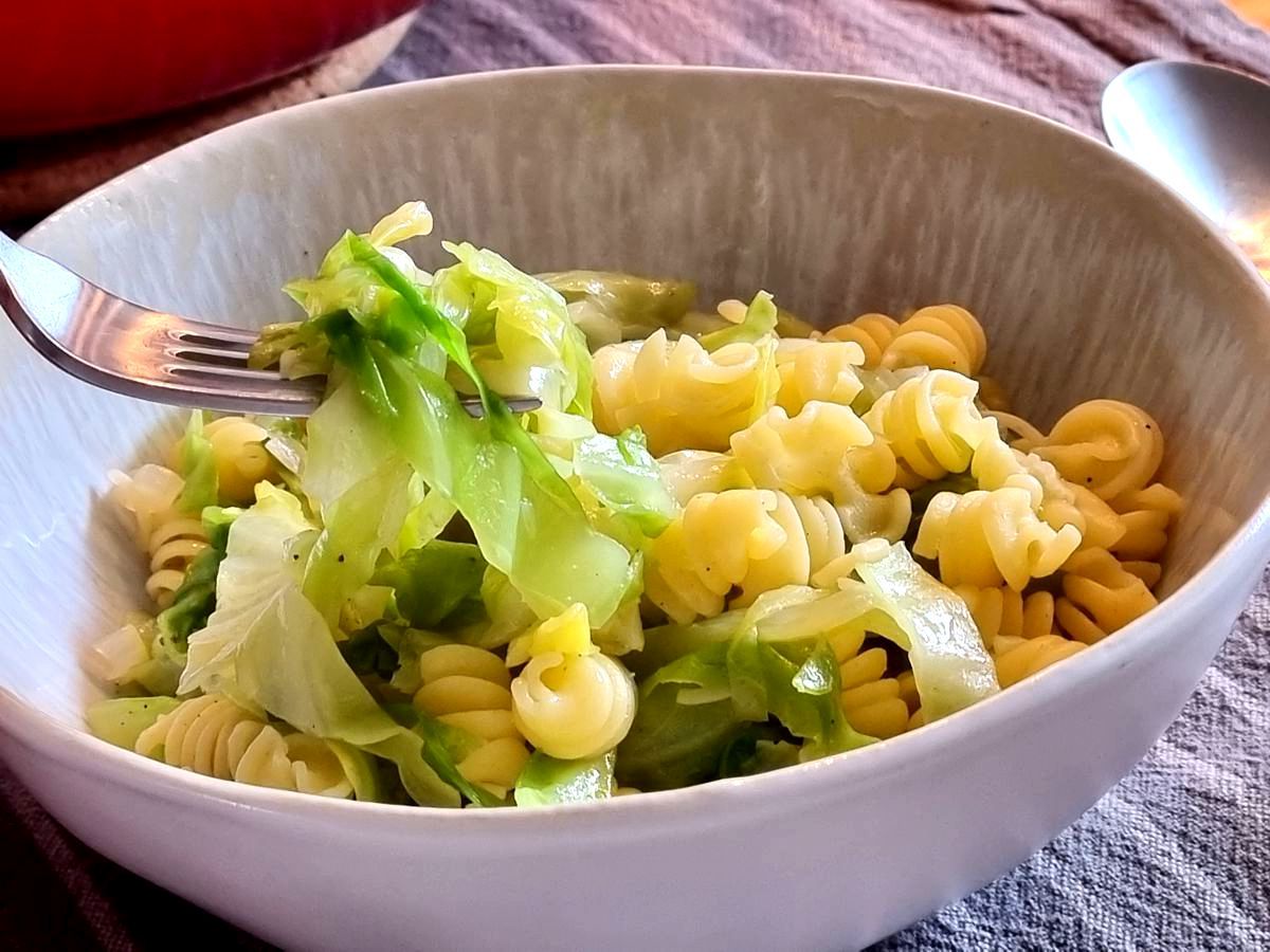 Nudeln mit Spitzkohl - vegan