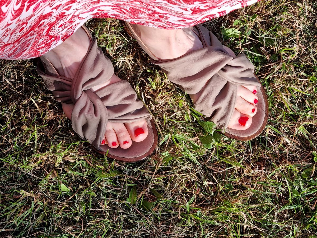 Ines Meyrose - Outfit 2022 - Sommerkleid in Maxilänge in rot-weiß kombiniert mit Sandalen