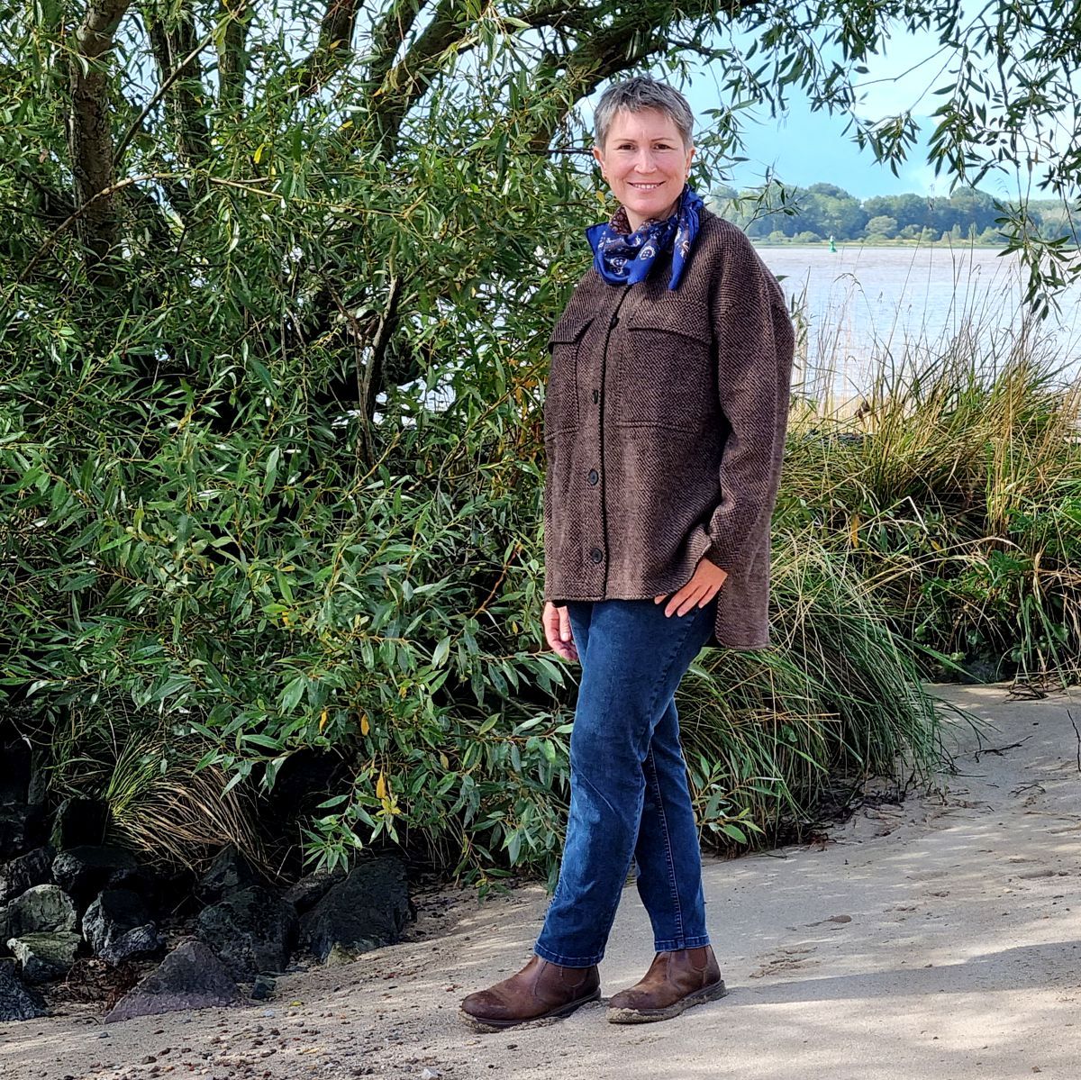 Ines Meyrose - Outfit 2022 - Overshirt in braun und blau leger kombiniert mit Jeans und Boots