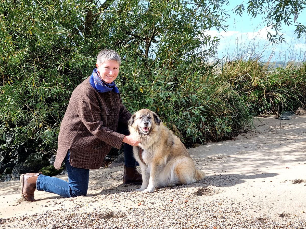 Ines Meyrose - Outfit 2022 - Overshirt in braun und blau leger kombiniert mit Jeans und Boots - Ü50 Bloggerin mit Hund Paul