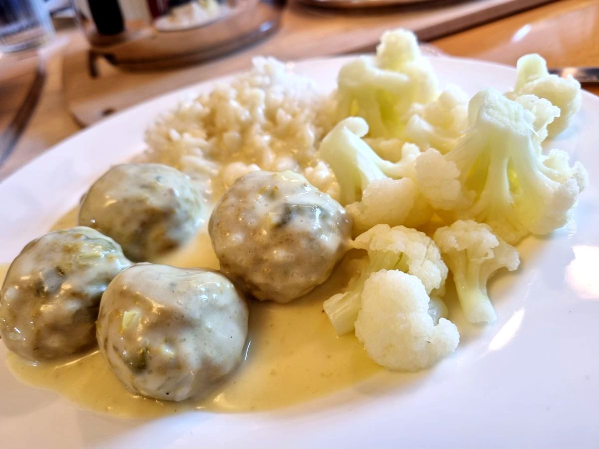 Königsberger Klopse mit Reis und Blumenkohl