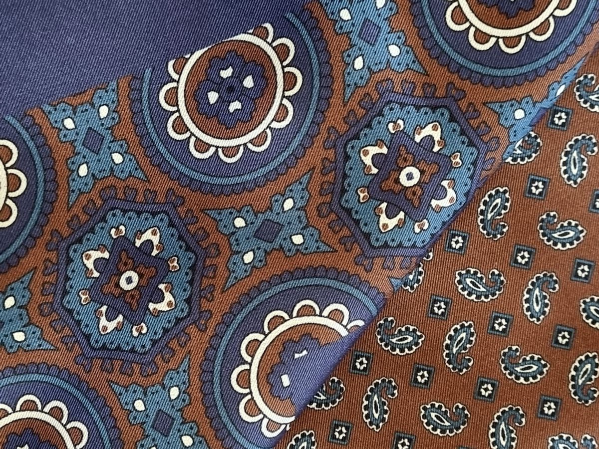 Seidentuch mit Krawattenmuster in blau und braun 70 x70 cm