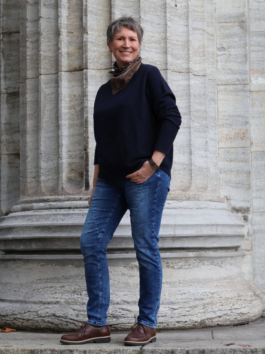 Ines Meyrose - Outfit 2022 - herbstlicher City-Look in Dunkelblau und Braun mit legerem Pullover, Jeans und Budapestern - High Class Leger Chic - Copyright Foto Sabine Gimm