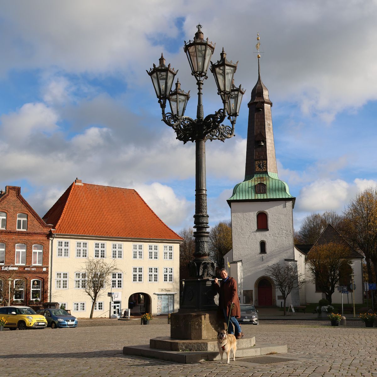 Ines Meyrose - 2022 - in Glückstadt mit Hund Paul