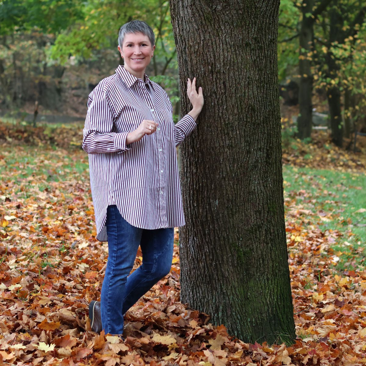 Ines Meyrose - Outfit 2022 - Oversized-Hemd aus 100 % Bio-Baumwolle - braun-cremeweiß gestreift - kombiniert mit blauer, schmaler Jeans und braunen Budapesterhalbschuhen zum Schnüren