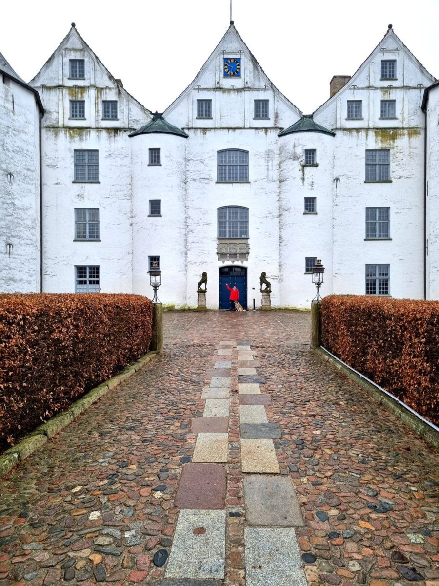 Schloss Glücksburg Eingang - Ines Meyrose mit Hund Paul