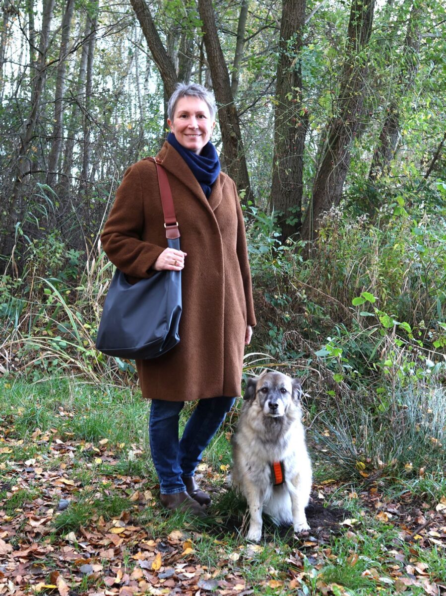 Ines Meyrose - Outfit 2022 im Herbst - Braun und Dunkelblau kombiniert mit Bloggerhund Paul
