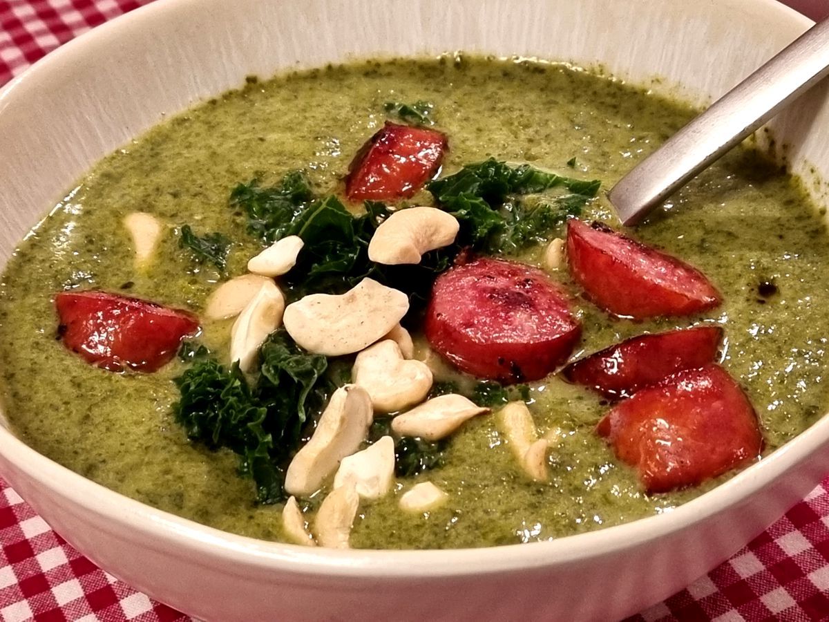 Grünkohlsuppe mit Kohlwurst und Cashewkernen