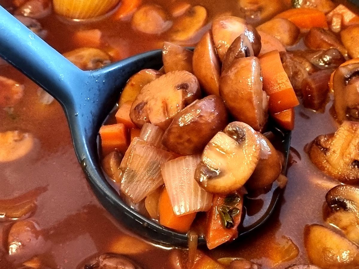 Pilzgulasch à la bourguignonne