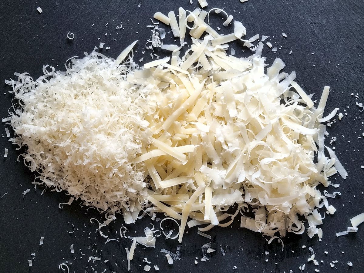 Parmesan gerieben in drei verschiedenen Stärken