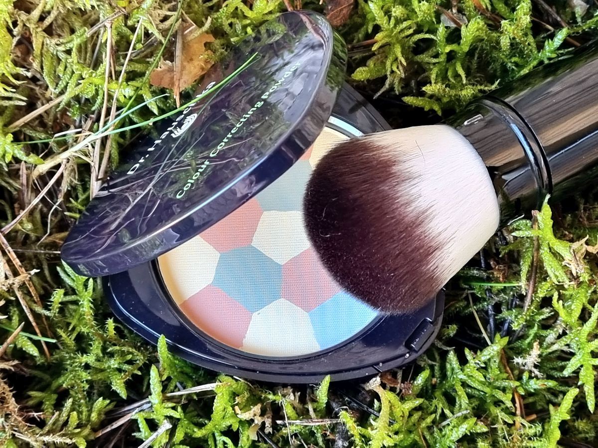 Dr. Hauschka - Colour Correcting Powder in der Nuance 02 calming - ist mit einem dicken Puderpinsel schön aufzutragen