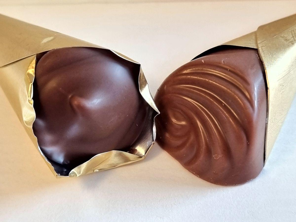 EDEKA "LIEBLINGSPRALINEN" vs. Lindt "PRALINÈS HOCHFEIN"