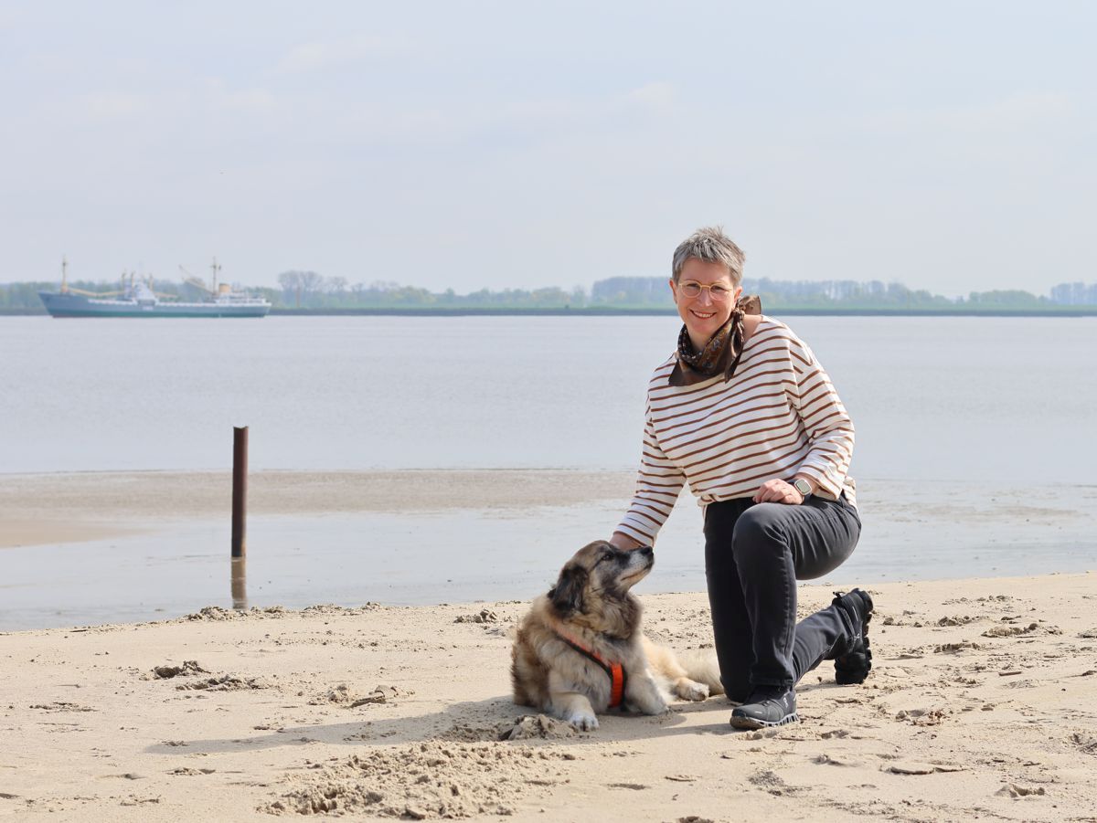 Ines Meyrose -2023 - Outfit mit Ringelshirt - Bloggerhund Paul