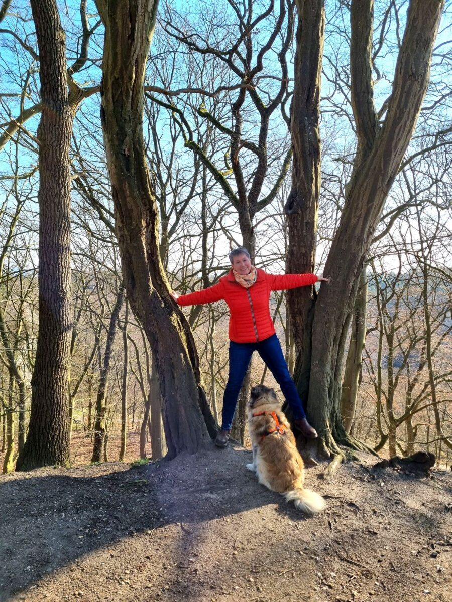 Ines Meyrose - 2023 - auf dem Falkenberg in Hamburg-Neugraben mit Bloggerhund Paul