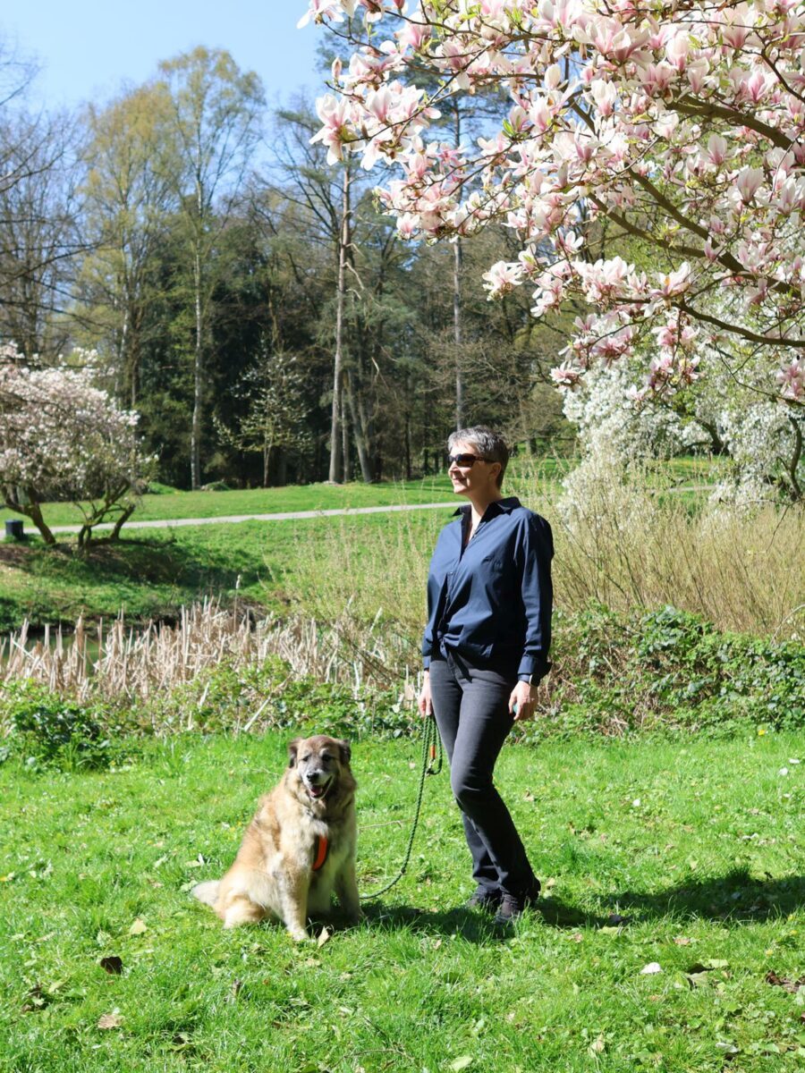 Ines Meyrose - Outfit 2023 mit dunkelblauer Bluse, Jeans in anthrazit und schwarzen Sneakern mit Bloggerhund Paul