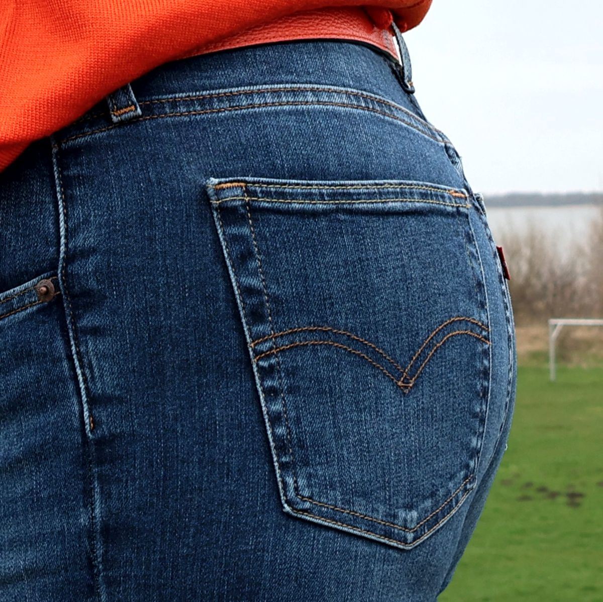 Ines Meyrose - Outfit 2023 - perfekte Jeanstaschen am Po, wenn Dein Po kleiner wirken soll: gerade angesetzt, eher tief angesetzt und nicht zu klein!